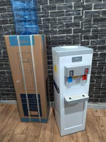 Fontaine d'eau marque midea avec bouteille d'eau