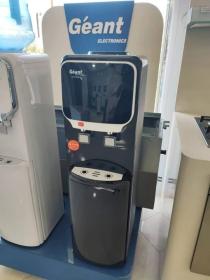 Fontaine d'eau de la marque géant noir et blanc