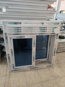 fenêtre coulissante avec rideau en PVC profil Skyline Verre stop sol fumé