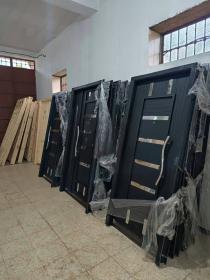 Porte d'entrée en fer avec plaque inox