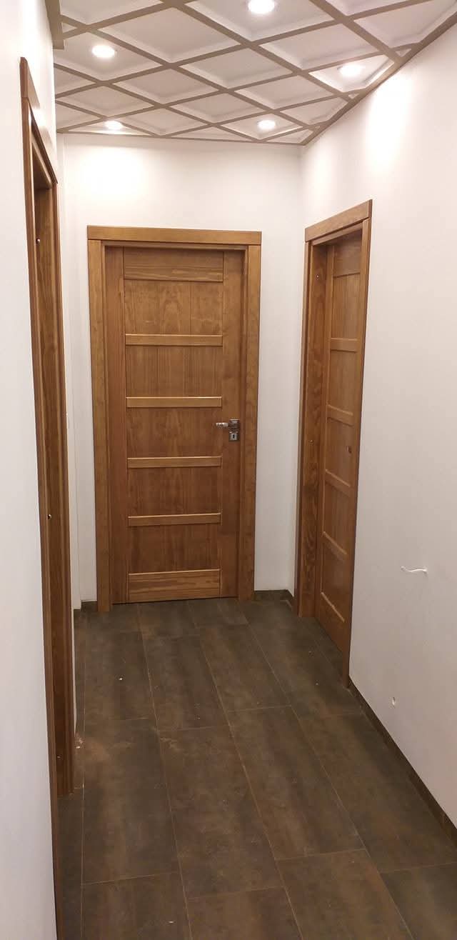 Porte en bois rouge 