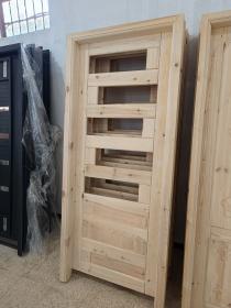 Porte cuisine en bois rouge