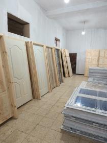 Porte de chambre HDF avec cadre en bois rouge